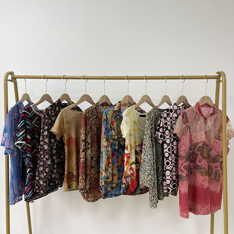 เสื้อยางยืดสตรีมือสอง